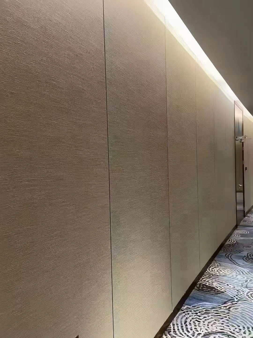 素雅墙面 · 灯带空间